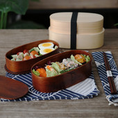 Mediniai japoniško stiliaus pietūs Bento dėžė, dvisluoksniai indai, darbuotojai, studentai, salotos, nešiojami apvalūs indai
