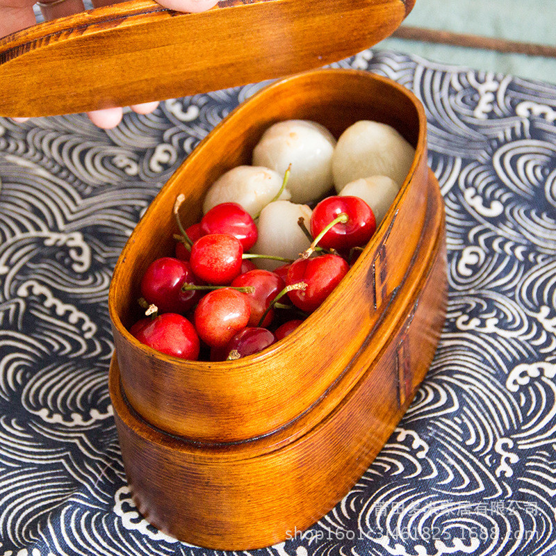 Mediniai japoniško stiliaus pietūs Bento dėžė, dvisluoksniai indai, darbuotojai, studentai, salotos, nešiojami apvalūs indai