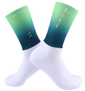 „Mcycle Factory“ pritaikyta viena besiūlių neslystančių silikoninių vasarinių dviračių kojinių, skirtų važinėti dviračiu, dalis