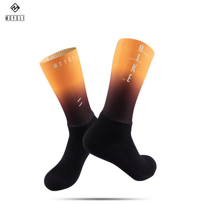 „Mcycle Factory“ pritaikyta viena besiūlių neslystančių silikoninių vasarinių dviračių kojinių, skirtų važinėti dviračiu, dalis