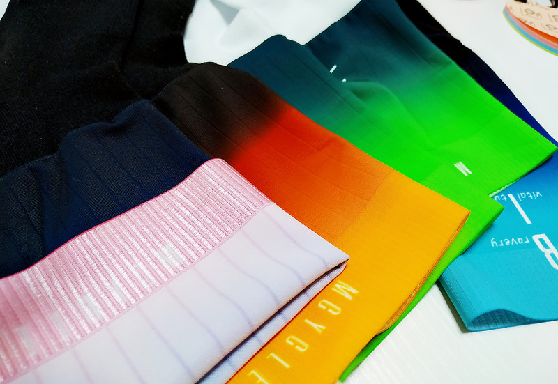 „Mcycle Factory“ pritaikyta viena besiūlių neslystančių silikoninių vasarinių dviračių kojinių, skirtų važinėti dviračiu, dalis