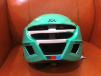 Šosejas riteņbraukšanas ķiveres Sacīkšu āra pieaugušajiem sporta kalnu riteņbraukšanas ķiveres sievietēm un vīriešiem 58-61 regulējamas jāšanas cepures