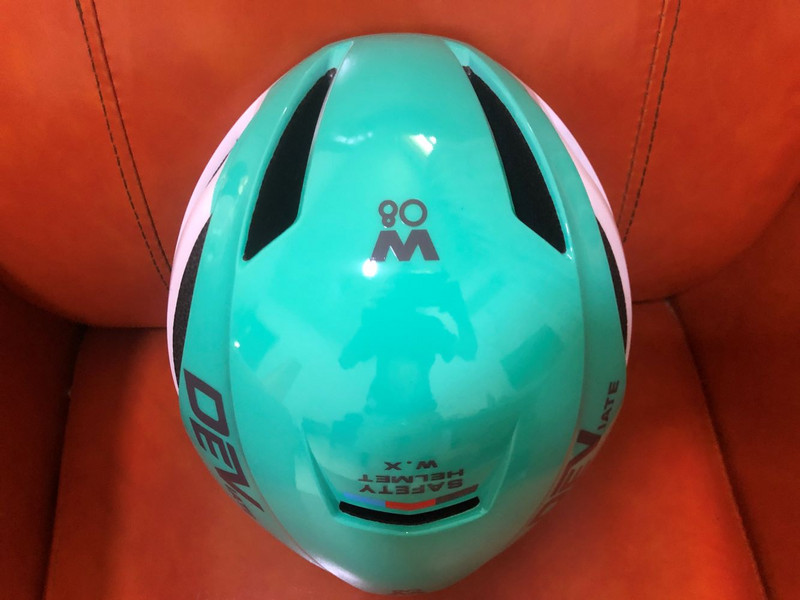 Šosejas riteņbraukšanas ķiveres Sacīkšu āra pieaugušajiem sporta kalnu riteņbraukšanas ķiveres sievietēm un vīriešiem 58-61 regulējamas jāšanas cepures