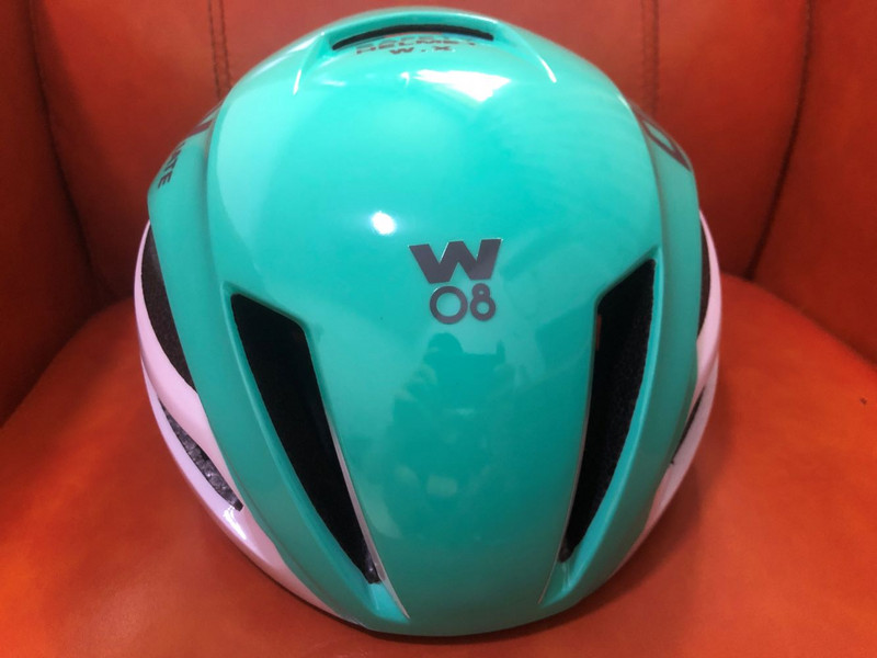 Šosejas riteņbraukšanas ķiveres Sacīkšu āra pieaugušajiem sporta kalnu riteņbraukšanas ķiveres sievietēm un vīriešiem 58-61 regulējamas jāšanas cepures