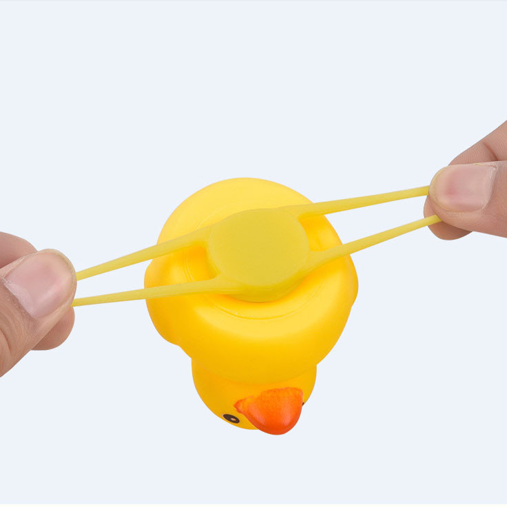 Dviračio maža geltona antis, įprastas prisukamas šalmas, stovintis antis, sulaužytas vėjo antis, dviratis, variklis, važiavimas dviračiu, dviračių priedai