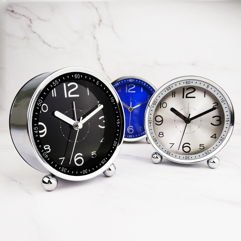4 hüvelykes egyszerű fém ébresztőóra Kreatív asztali dekorációs óra Csendes kvarcóra Diák Ébresztőóra Éjjeli ébresztőóra