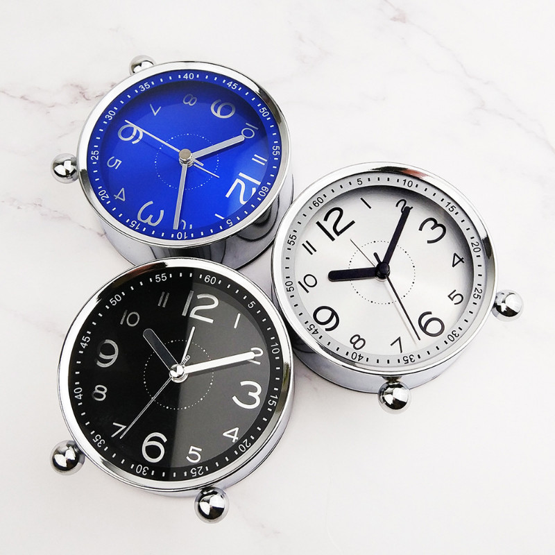 4 hüvelykes egyszerű fém ébresztőóra Kreatív asztali dekorációs óra Csendes kvarcóra Diák Ébresztőóra Éjjeli ébresztőóra