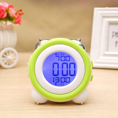 Kreatív, 4 hüvelykes ABS asztali digitális ébresztőóra dupla csengő színváltóval, éjszakai fény, nagy hangú ébresztőóra