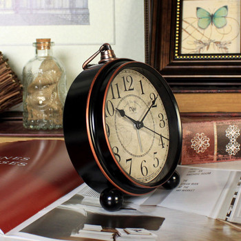 Творчески електронен ретро часовник Нов изискан малък будилник за спалня Декорация за дома Орнаменти за всекидневна Часовникът може да бъде окачен
