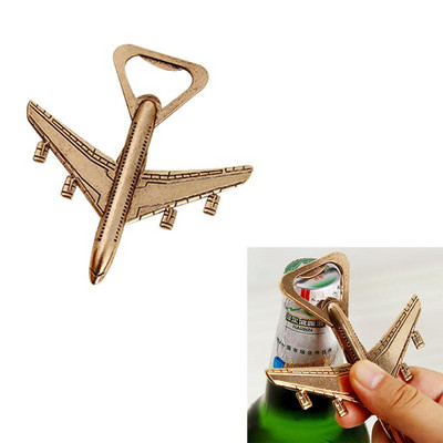 Pokkerikaardi õlleavaja pudeli kokteili avamisvarustus. Imeliku kujuga õlleavaja kassi peopesa lennuki mootorratta riistvara tarvikud