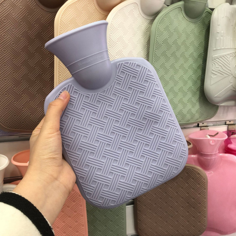 Επαναχρησιμοποιήσιμη μεγάλη τσάντα ζεστού νερού 2 λίτρων Φορητά παχύρρευστα λαστιχένια μπουκάλια ζεστού νερού Θερμότερη τσάντα θεραπείας για την ανακούφιση του πόνου