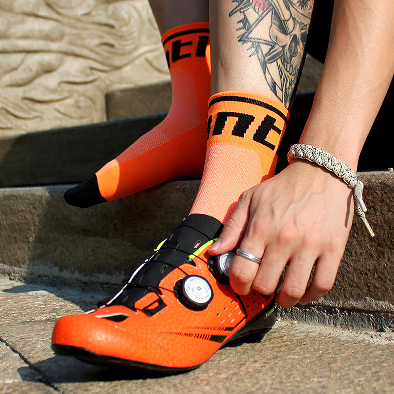 Santic Cycling κάλτσες μεσαίου μήκους σωλήνα ανδρικές και γυναικείες κάλτσες συμπίεσης για τρέξιμο εξωτερικού χώρου Αθλητικές κάλτσες πολύχρωμες