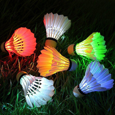 4 vnt LED badmintono šaudykliniai paukščiai Šviečiantys paukščiai Shuttlecock švytintys badmintonas lauko sportui SAL99