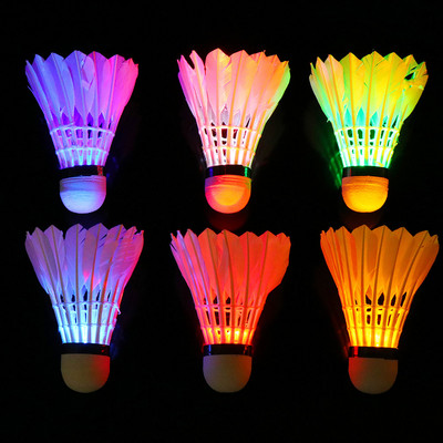 4/6 pakuotės LED apšvietimo badmintonas tamsus naktinis švytėjimas spalvingi žąsies plunksnų badmintono kamuoliukai, skirti sportui lauke ir viduje