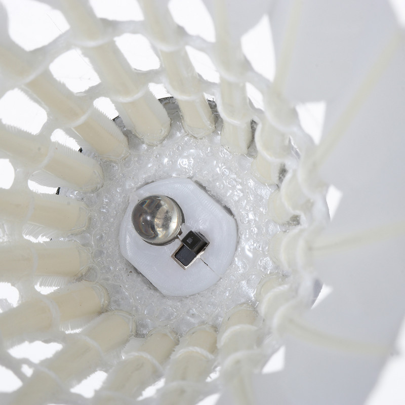 4/6 pakuotės LED apšvietimo badmintonas tamsus naktinis švytėjimas spalvingi žąsies plunksnų badmintono kamuoliukai, skirti sportui lauke ir viduje