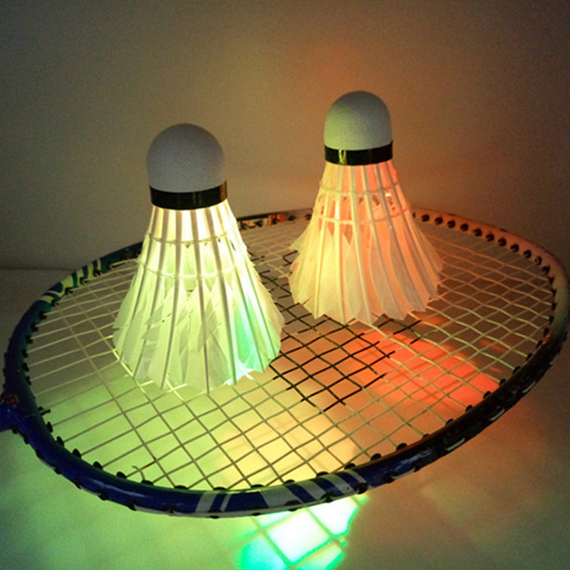4/8 vnt apšvietimo badmintono putplasčio kamuoliuko galvutė Šviečianti spalvinga „Shuttlecock“ lauko sporto pramogų naktinis treniruočių kamuolys