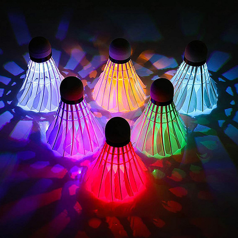 4db Világító Tollaslabda Sötét Éjszakai Színes LED Világítás Sport Tollaslabda Light Spot Shuttle Kakas Kiegészítők Tollaslabda