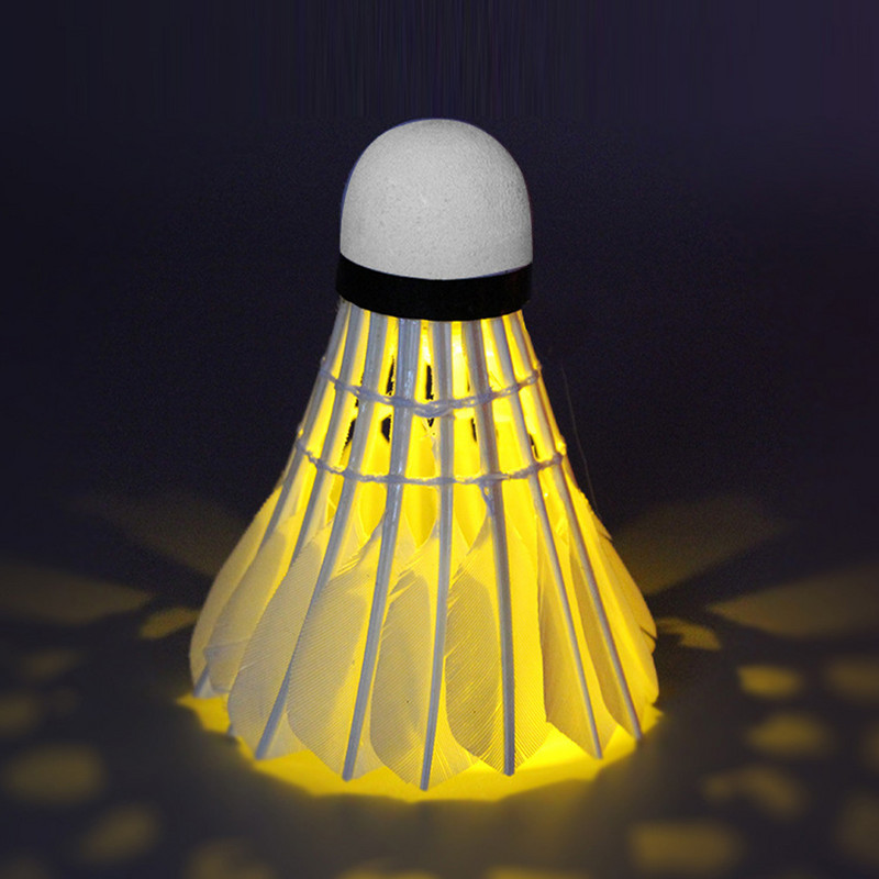 4db Világító Tollaslabda Sötét Éjszakai Színes LED Világítás Sport Tollaslabda Light Spot Shuttle Kakas Kiegészítők Tollaslabda