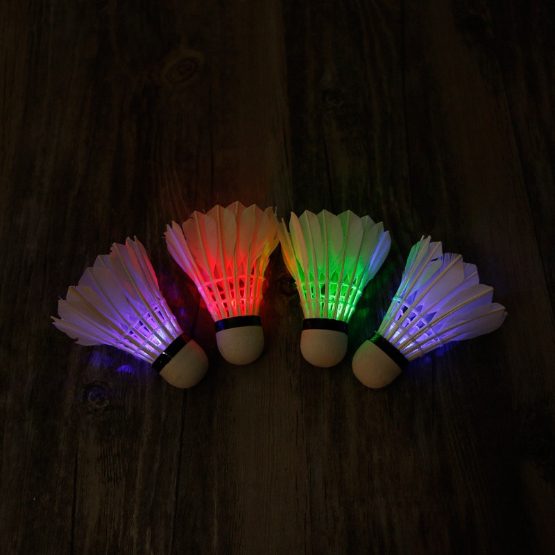 4 tk Dark Night värviline LED sulgpall Shuttlecock Birdies valgustussulg