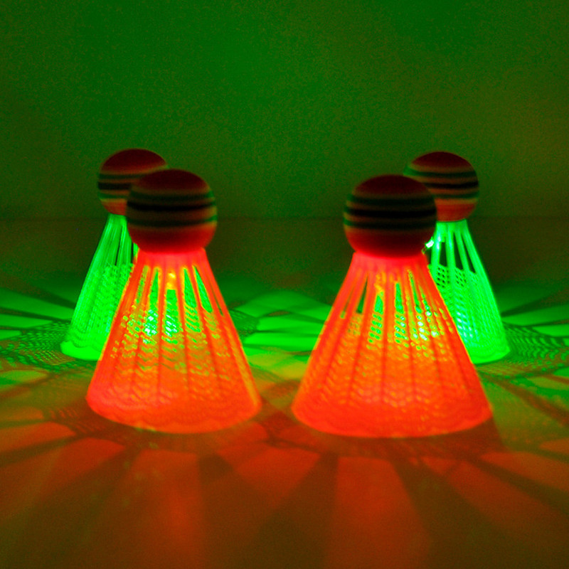 4 vnt LED lemputės Badmintono Shuttlecocks Švyti tamsoje Badmintono paukščiai, skirti sporto veiklai viduje lauke Mėlyna