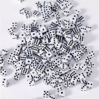 50 tk/partii täringud 8 mm 7 värvi plastikust valged mängutäringud, standardsed kuuepoolsed sünnipäevapeod lauamängud Drop Shipping