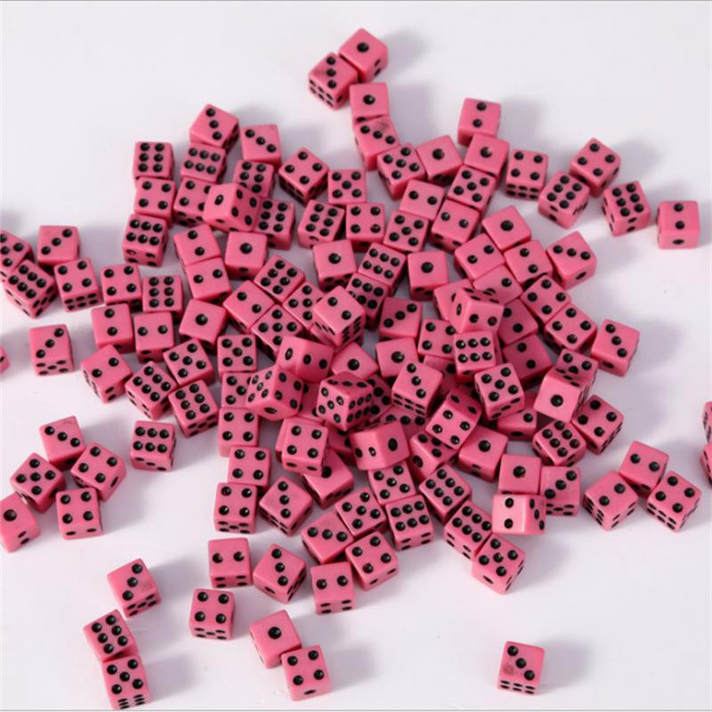 50 tk/partii täringud 8 mm 7 värvi plastikust valged mängutäringud, standardsed kuuepoolsed sünnipäevapeod lauamängud Drop Shipping