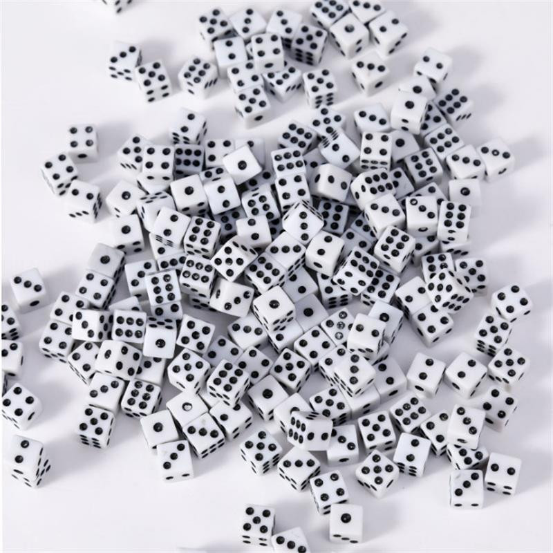 50 tk/partii täringud 8 mm 7 värvi plastikust valged mängutäringud, standardsed kuuepoolsed sünnipäevapeod lauamängud Drop Shipping