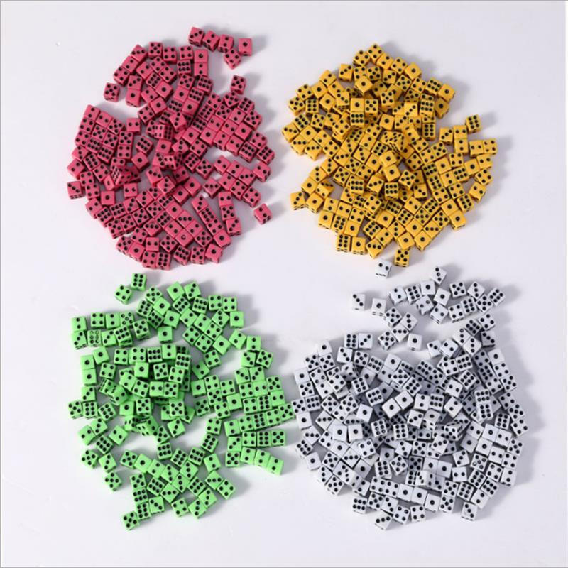 50 tk/partii täringud 8 mm 7 värvi plastikust valged mängutäringud, standardsed kuuepoolsed sünnipäevapeod lauamängud Drop Shipping