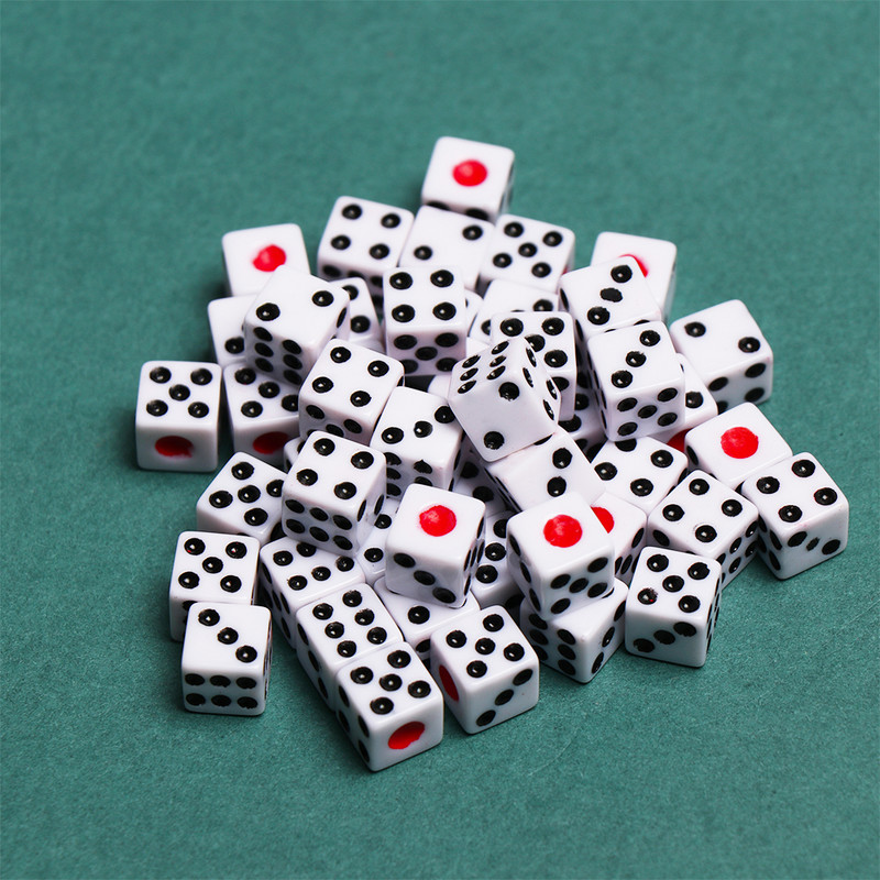 50 vnt / partijos kauliukai 8 mm 3 spalvų plastikiniai balti žaidimų kauliukai standartiniai šešiapusiai gimtadienio vakarėliai stalo žaidimo pristatymas