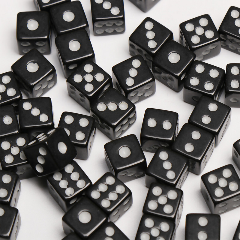 50 vnt / partijos kauliukai 8 mm 3 spalvų plastikiniai balti žaidimų kauliukai standartiniai šešiapusiai gimtadienio vakarėliai stalo žaidimo pristatymas