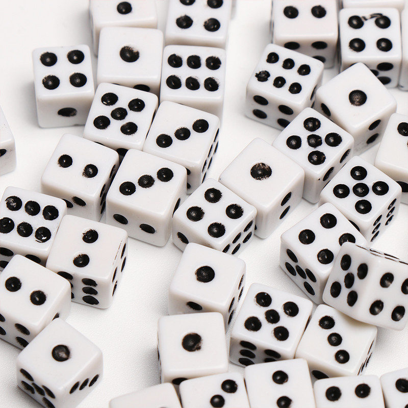 50 vnt / partijos kauliukai 8 mm 3 spalvų plastikiniai balti žaidimų kauliukai standartiniai šešiapusiai gimtadienio vakarėliai stalo žaidimo pristatymas