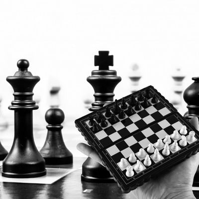 2022 m. 1 rinkinys Mini tarptautinis šachmatų sulankstomas magnetinis plastikinis šachmatų stalo žaidimas, nešiojamas vaikiškas žaislas, nešiojamas lauko šachmatų rinkinys