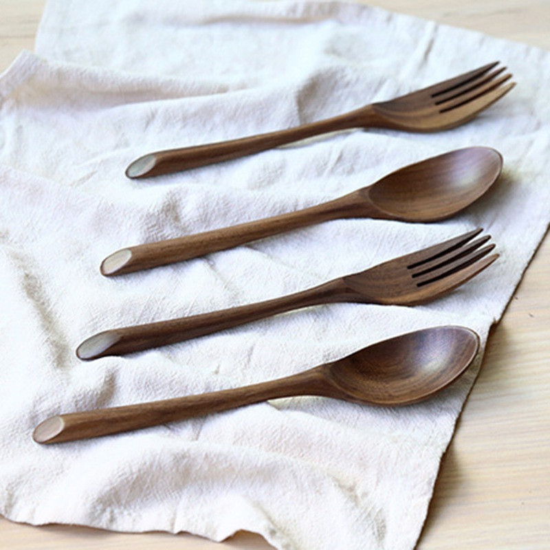 1 tk naturaalne must pähklipuust lusikas kahvliga õhtusöök söömine joogisupid poon salat kahvel lauanõud käsitsi valmistatud majapidamisnõud