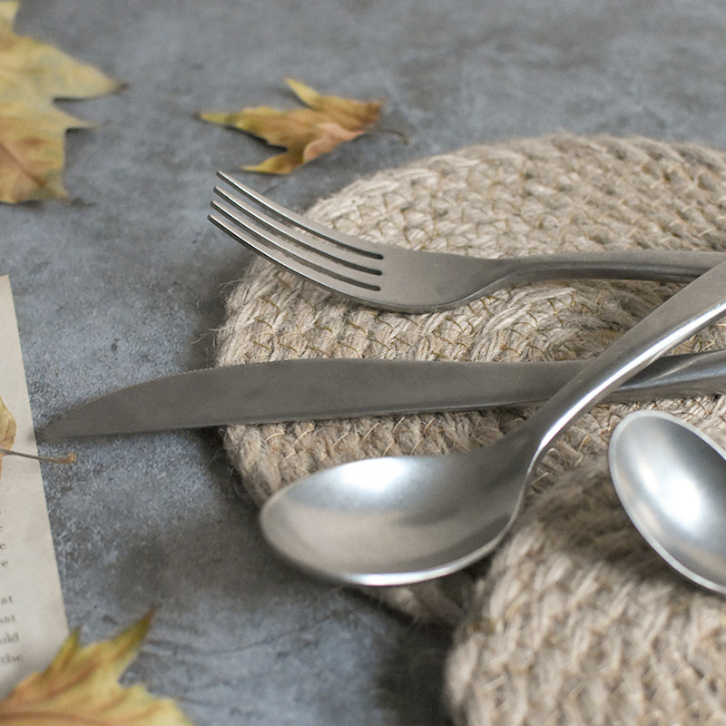 Retro matinis sidabras Nerūdijančio plieno indų rinkinys Stalo įrankių rinkiniai Vestuvių šakutės kepsnys peiliai Kavos šaukštelis indai matinis šepečiu