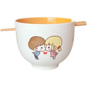 Poros bučiuojantis rameno dubuo su mediniu lazdeliu su 20 uncijų rameno dubenėliu greitai paruošiamų makaronų dubuo su buitiniais virtuvės reikmenimis