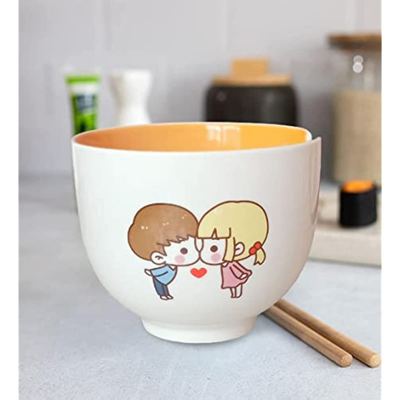 Poros bučiuojantis rameno dubuo su mediniu lazdeliu su 20 uncijų rameno dubenėliu greitai paruošiamų makaronų dubuo su buitiniais virtuvės reikmenimis