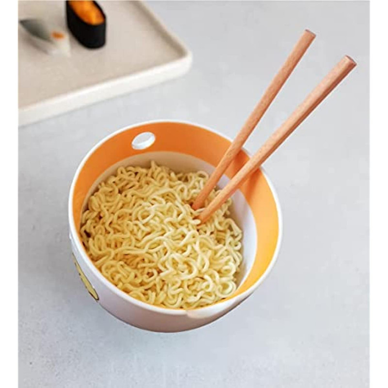 Poros bučiuojantis rameno dubuo su mediniu lazdeliu su 20 uncijų rameno dubenėliu greitai paruošiamų makaronų dubuo su buitiniais virtuvės reikmenimis