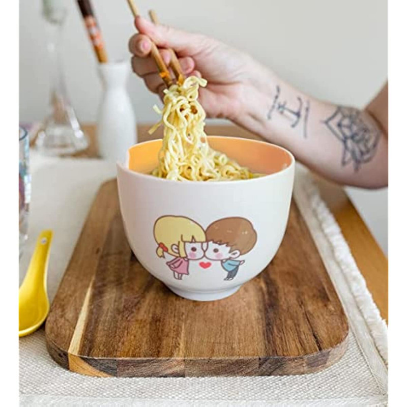 Poros bučiuojantis rameno dubuo su mediniu lazdeliu su 20 uncijų rameno dubenėliu greitai paruošiamų makaronų dubuo su buitiniais virtuvės reikmenimis