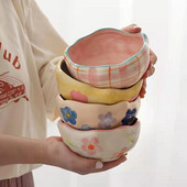 Netaisyklingi stalo reikmenys, salotos, maisto konteineris, dubuo, gėlė, rankų darbo, keramikinis desertas, jogurtas, puikus avižinių dribsnių piešinys.