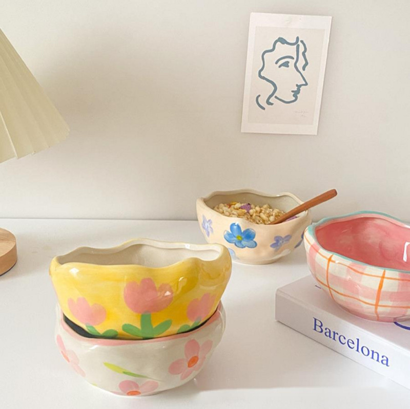 Netaisyklingi stalo reikmenys, salotos, maisto konteineris, dubuo, gėlė, rankų darbo, keramikinis desertas, jogurtas, puikus avižinių dribsnių piešinys.