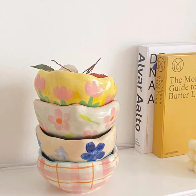 Netaisyklingi stalo reikmenys, salotos, maisto konteineris, dubuo, gėlė, rankų darbo, keramikinis desertas, jogurtas, puikus avižinių dribsnių piešinys.