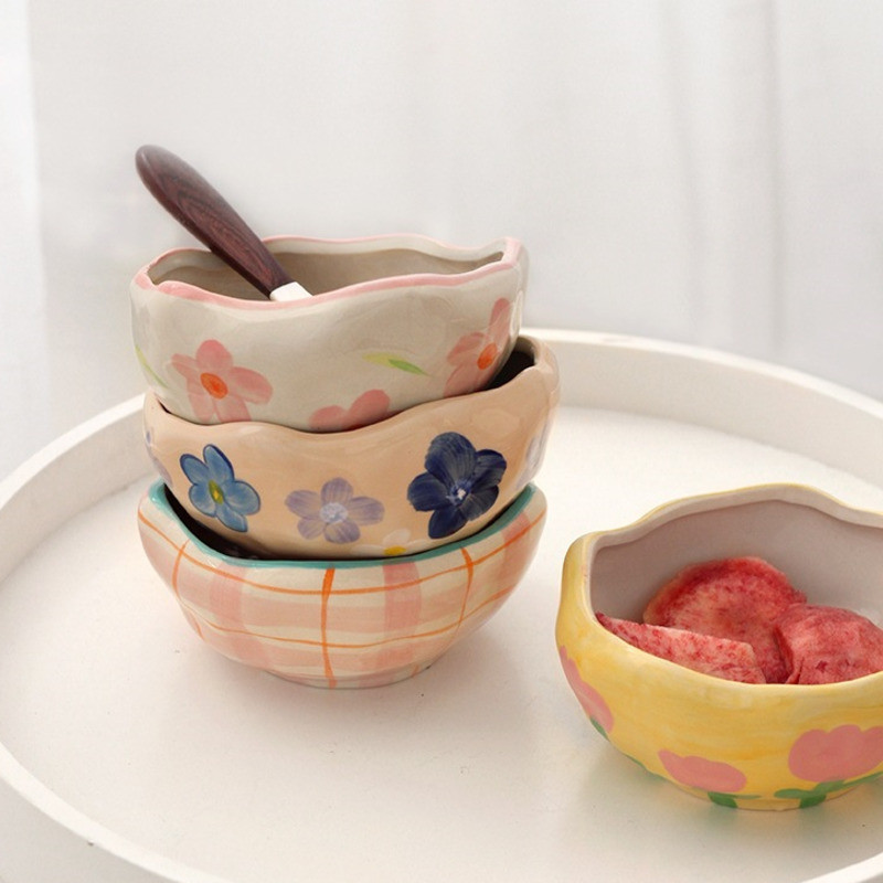 Netaisyklingi stalo reikmenys, salotos, maisto konteineris, dubuo, gėlė, rankų darbo, keramikinis desertas, jogurtas, puikus avižinių dribsnių piešinys.