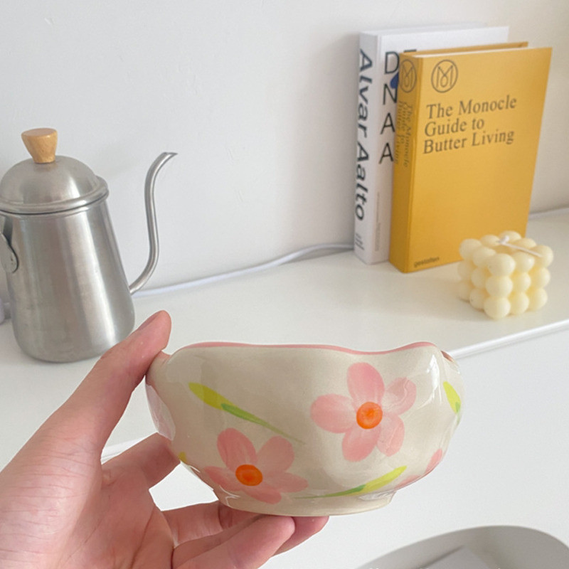 Netaisyklingi stalo reikmenys, salotos, maisto konteineris, dubuo, gėlė, rankų darbo, keramikinis desertas, jogurtas, puikus avižinių dribsnių piešinys.