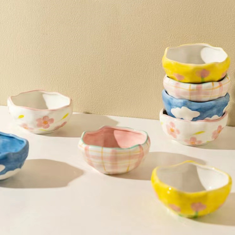 Netaisyklingi stalo reikmenys, salotos, maisto konteineris, dubuo, gėlė, rankų darbo, keramikinis desertas, jogurtas, puikus avižinių dribsnių piešinys.