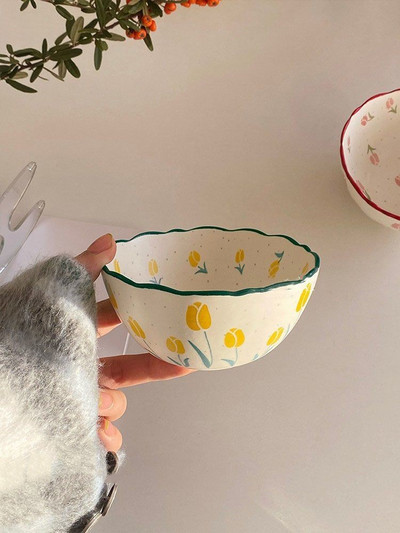Mažas šviežių tulpių keraminis dubenėlis su labai gražiu susmulkintų gėlių pusryčių dubenėliu studentų bendrabutyje greitai paruošiamų makaronų dubenėlis su salotomis