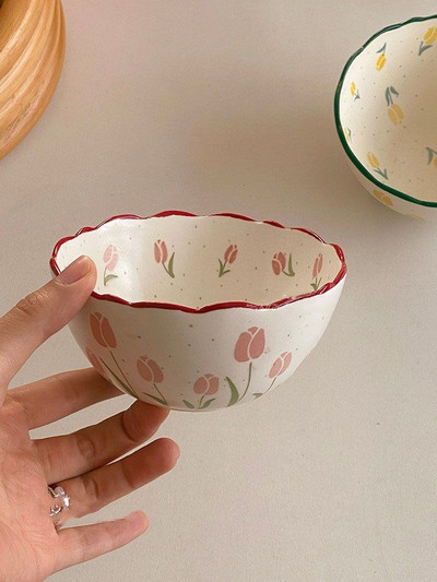 Mažas šviežių tulpių keraminis dubenėlis su labai gražiu susmulkintų gėlių pusryčių dubenėliu studentų bendrabutyje greitai paruošiamų makaronų dubenėlis su salotomis