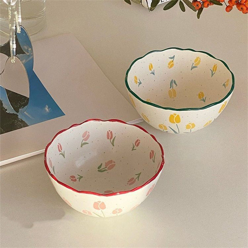Mažas šviežių tulpių keraminis dubenėlis su labai gražiu susmulkintų gėlių pusryčių dubenėliu studentų bendrabutyje greitai paruošiamų makaronų dubenėlis su salotomis