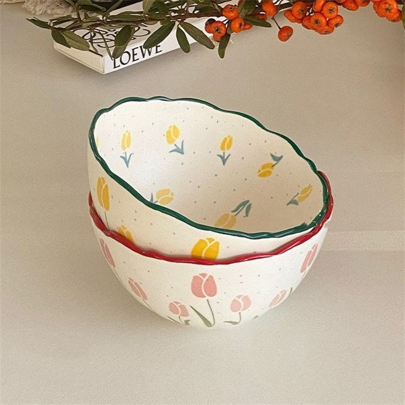 Mažas šviežių tulpių keraminis dubenėlis su labai gražiu susmulkintų gėlių pusryčių dubenėliu studentų bendrabutyje greitai paruošiamų makaronų dubenėlis su salotomis