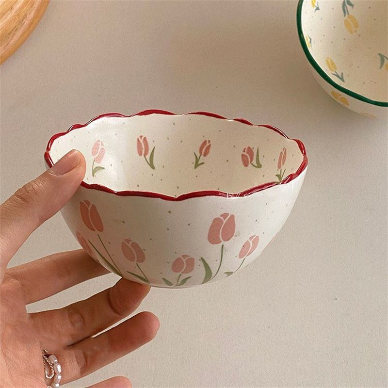 Mažas šviežių tulpių keraminis dubenėlis su labai gražiu susmulkintų gėlių pusryčių dubenėliu studentų bendrabutyje greitai paruošiamų makaronų dubenėlis su salotomis