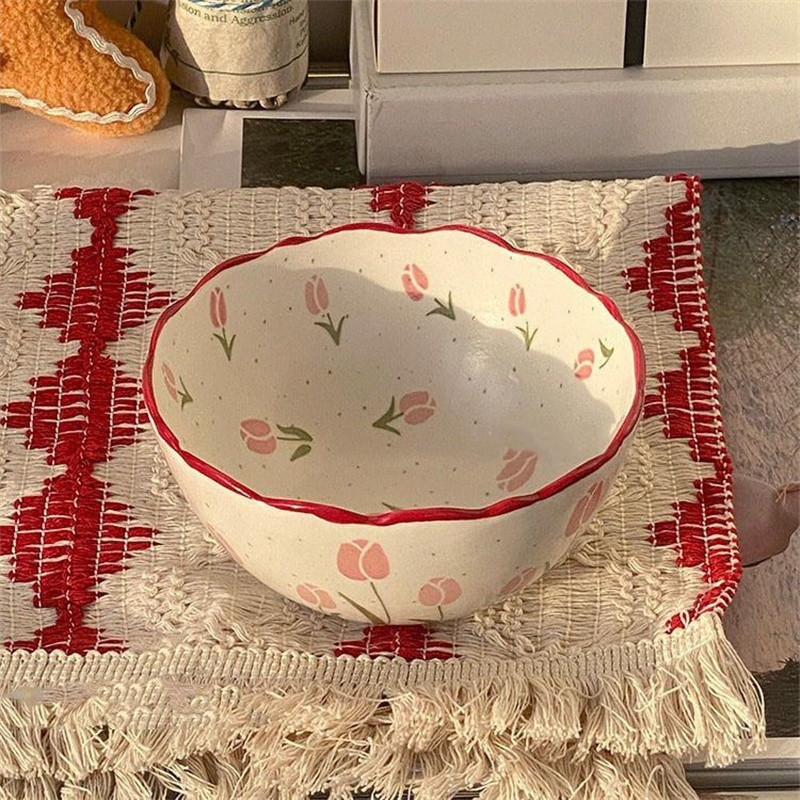 Mažas šviežių tulpių keraminis dubenėlis su labai gražiu susmulkintų gėlių pusryčių dubenėliu studentų bendrabutyje greitai paruošiamų makaronų dubenėlis su salotomis